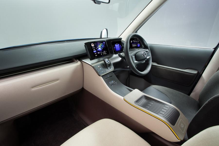  Toyota JPN Taxi Concept 2013 года  (фото 6 из 37)
